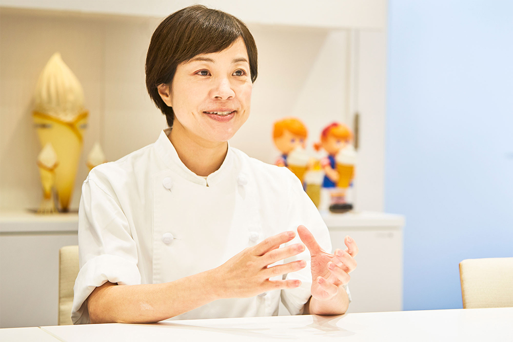 石井英美（いしい・えみ）・・・社会人経験の後、お菓子好きが高じて製菓を学ぶ。フランスの名店や吉祥寺「アテスウェイ」、渋谷「ヴィロン」、「ラデュレ・ジャパン」にて経験を積む。ラデュレでは、退職までの２年間マカロン製造部長を務める。2014年、現店をオープン。端正に仕立てたオーソドックスなフランス菓子を求め、連日多くの客が訪れる。以前からソフトクリームフリーザーの導入を検討していた。