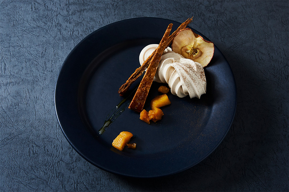 構成要素は同じでも、皿に盛り付けることでガラッと印象が変わる。ソフトクリームを横に巻いてできた曲線が、エレガントな雰囲気を演出。