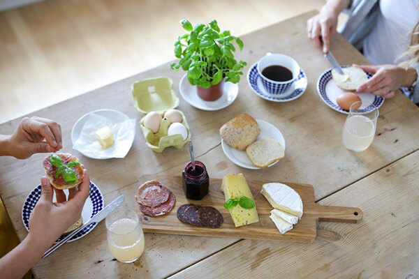 ドア前に朝食が！ 人気急上昇中の宅配サービス