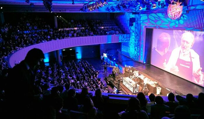 オムニヴォール、世界。