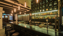 町の歴史にインスパイアされた店づくり