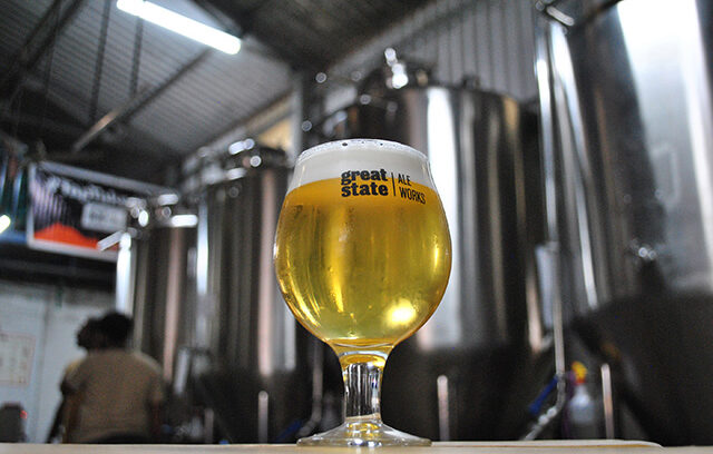 郷土料理にはインド特産食材のクラフトビールを