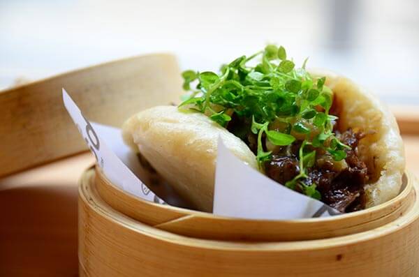 人気の秘訣は異国の文化とカジュアルスタイル