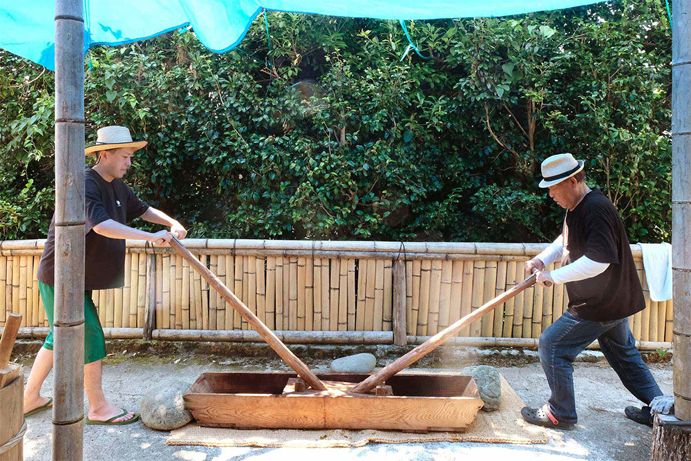 ４．舟で摺る 舟と呼ばれる昔ながらの道具で、ふたり向かい合って櫓を漕ぐ要領で前後に動かしながら、茶葉を摺る。