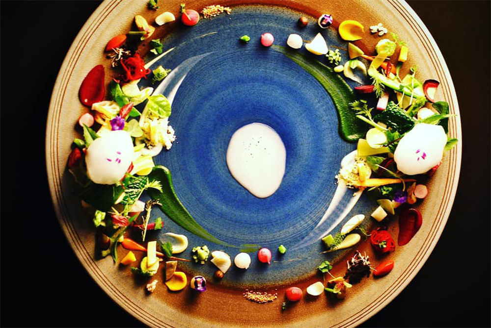 「Chikyu 地球」。100種類以上の野菜で陸を、貝のエキスで雲と水を描き出す。地球を含めた宇宙の均衡と調和という秩序の美を表す。