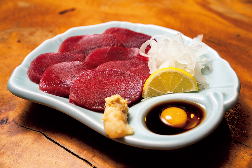 名物「鹿の刺身」（￥1,650／税込）は、ショウガをたっぷり添えて。新鮮なジビエ肉を肴に、酒が進む。刺身も新鮮なものばかり。秩父地方の特産のしゃくし菜を使った「しゃくなげ漬け」も人気。