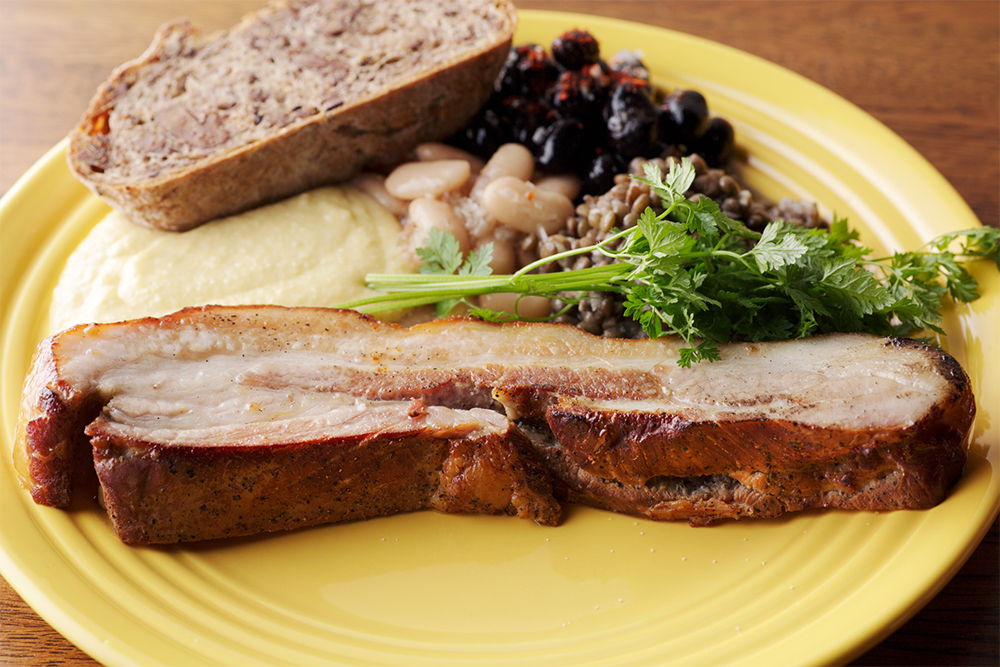 料理の展開例：自家製ベーコンステーキ・・・厚切りにしたベーコンは、油を引かないフライパンで表面を香ばしく焼くだけでもごちそうに。ベーコンエッグ、シュークルート、煮込み、スライスしてそのまま食べてもOK。