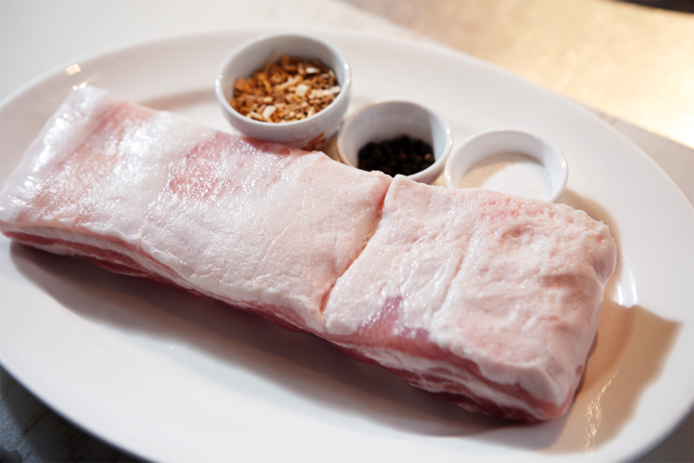 豚バラ肉・・・１kg 塩・・・16g 黒コショウ・・・大さじ１ 桜のチップ・・・カップ２