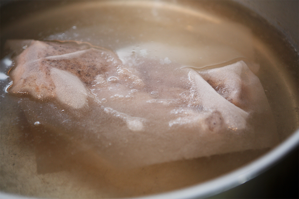 沸いたら火を止め、冷めるまで待つ。１時間の間にこれを３回繰り返し、バラ肉にじんわりと火を入れる。