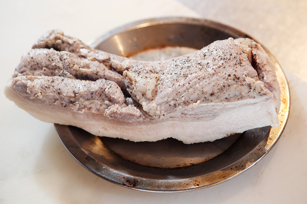 茹で上がった肉は、皿に引き上げておく。