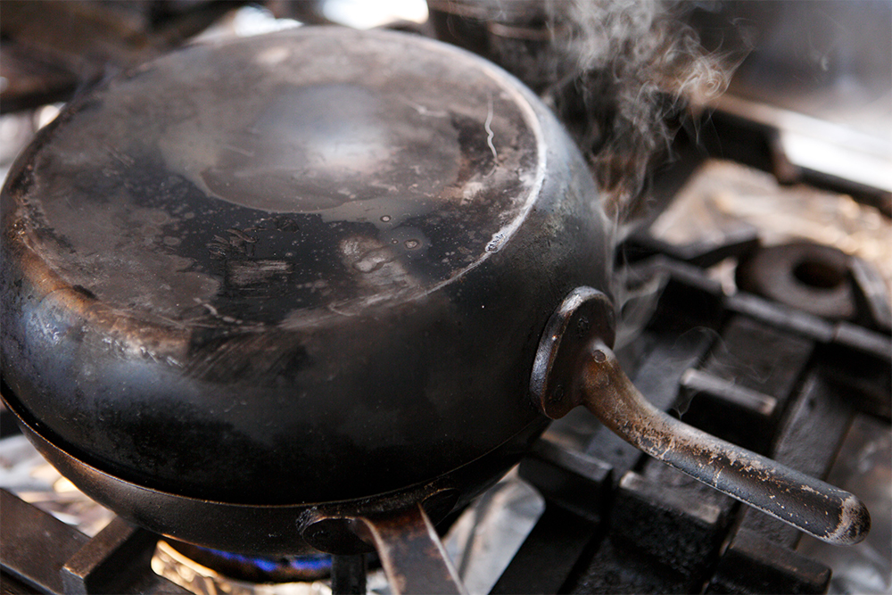 片面をまず５ 分燻す。煙が多少漏れるのはよい。