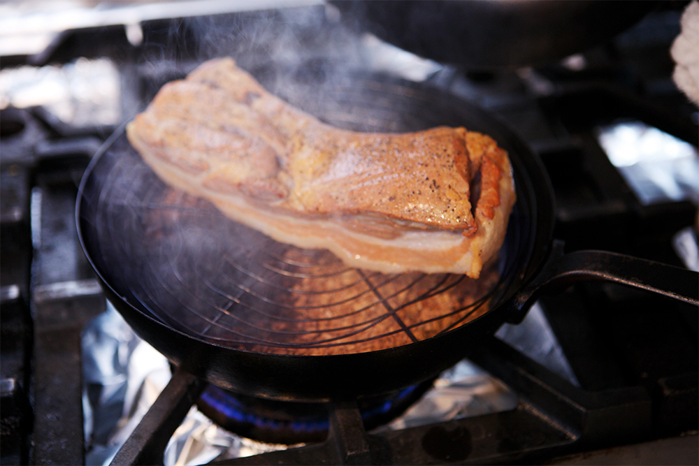 蓋をあけると肉の表面が少し飴色に変わっている。