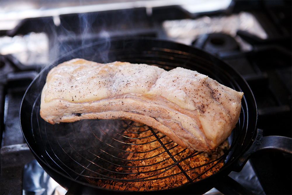 肉を裏返す。下の面はまだ白っぽい。蓋をしてもう片面を５分燻す。