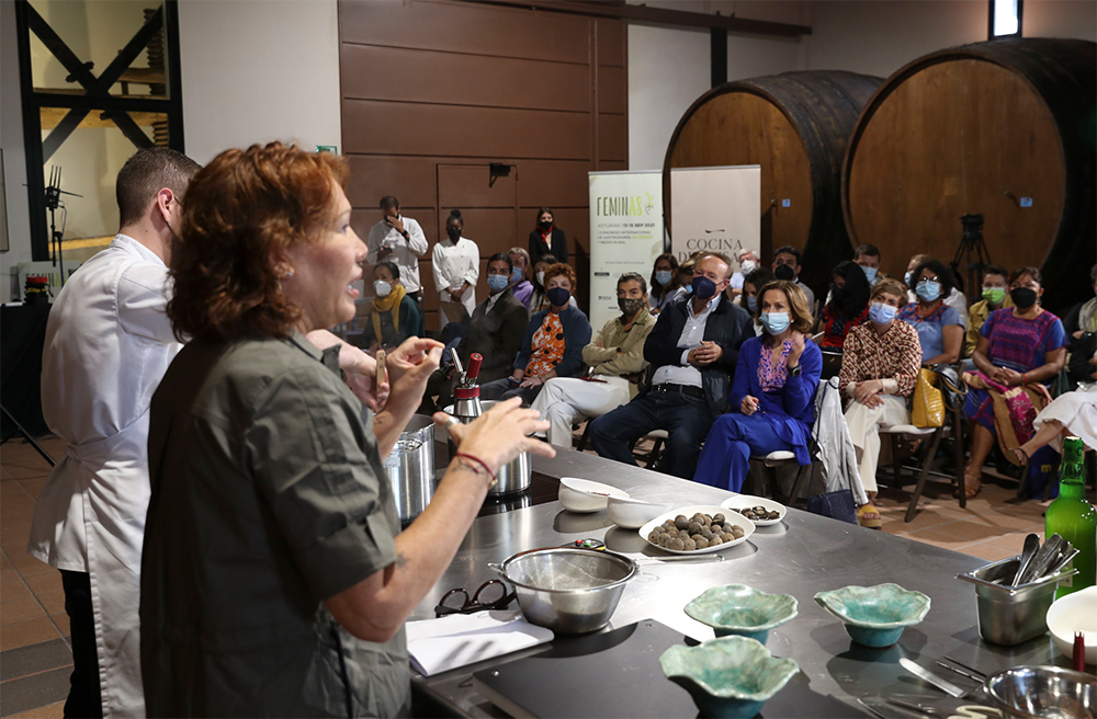 地域の伝統食材には昆虫や一見食べられないような種子もある。レオノールシェフは、こうした食材を丁寧に現代的にアレンジする。