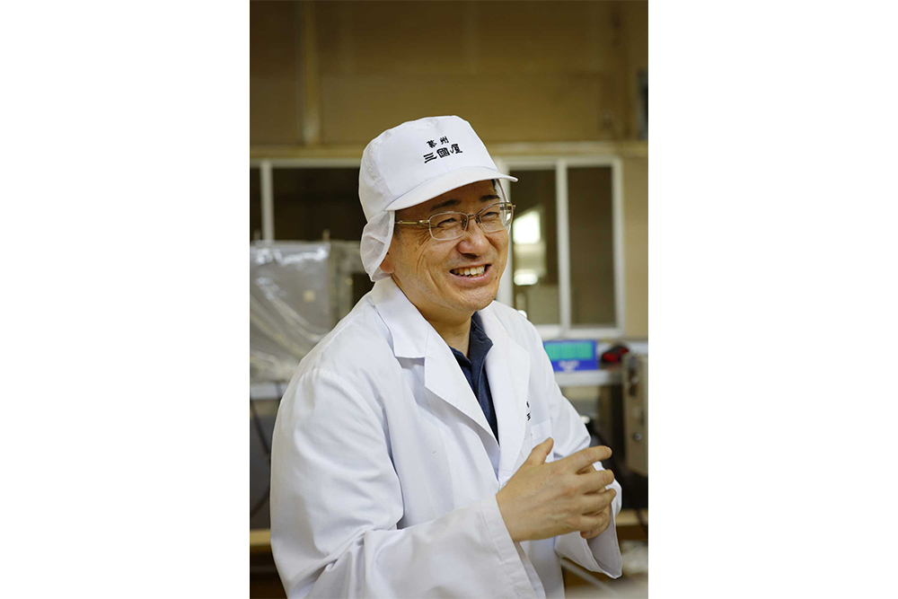 26年のバイヤー歴を持つ新尺基之さん。「元々の海苔の質が良くなければ、味付海苔もおいしくなりません」。新尺さんの頭の中には膨大な数の生産者や浜の情報が蓄積されている。