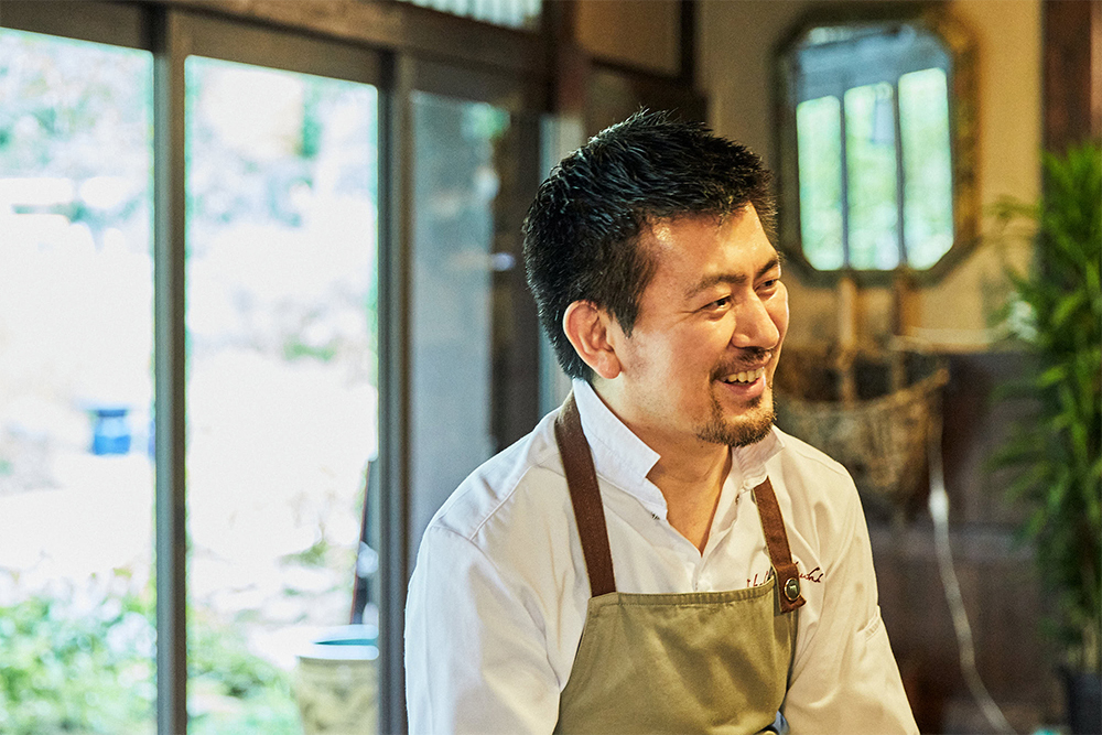 「栗のいえ」代表の竹内孝弘さん。1974年、茨城県岩間町（現笠間市）生まれ。東京のパティスリー「オーボンヴュータン」を経て渡仏し、フランス各地のパティスリーや三ツ星レストランでスーシェフとして研鑚を積み、2010年帰国。東京・赤坂のレストラン「ピエール・ガニェール」でシェフ・パティシエを務めたのち、マカオのホテル「The 13」のエグゼクティブ・ペストリーシェフに就任。19年帰国し、独立。