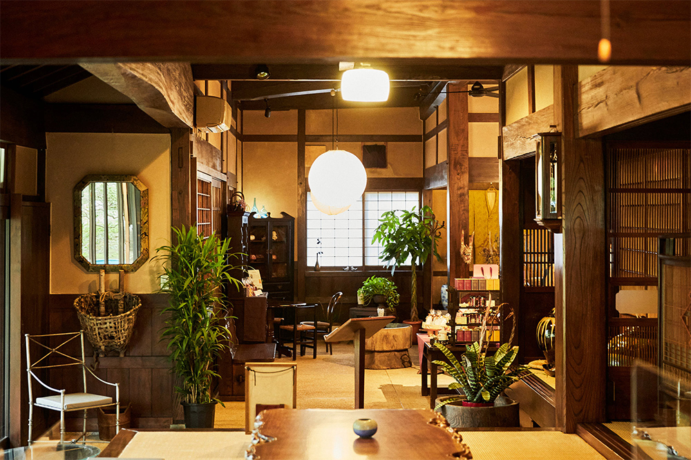 築130年近い古民家を借り受けた、趣きある店内。今後は皿盛りのデザートなども提供する予定。