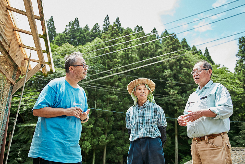 「運動量が激しい奥久慈しゃもは、牛並みに大量の飼料を食べるんですよ」と奥久慈しゃも生産組合の高安正博さん（右）。