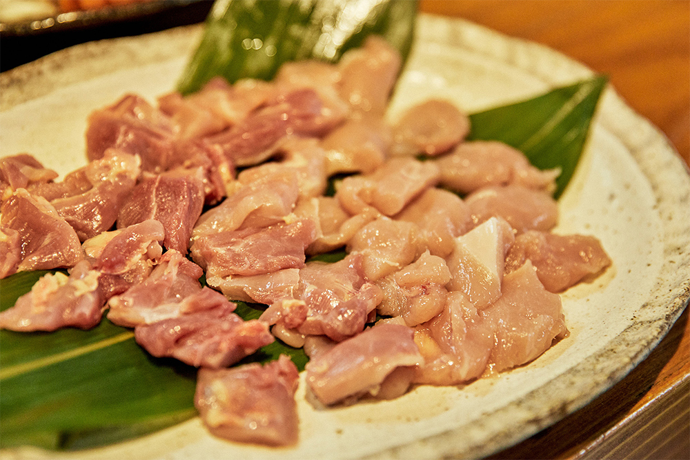 一般的な鶏肉よりも赤身の色が濃いのも、奥久慈しゃもの特徴。