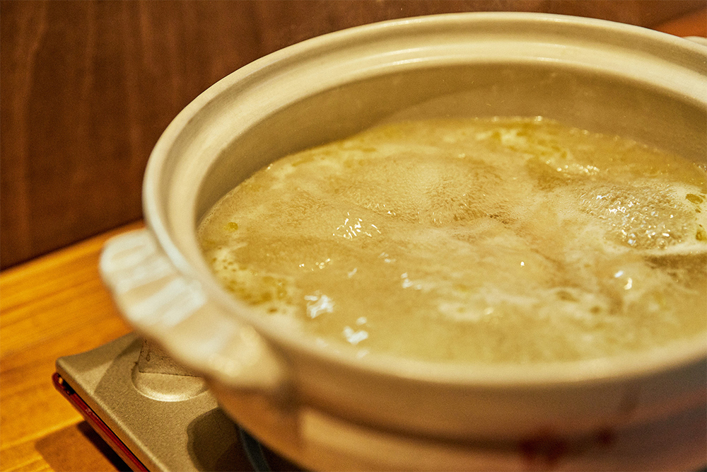 高安さんの店では丸鶏を６時間かけて煮てだしを抽出する。