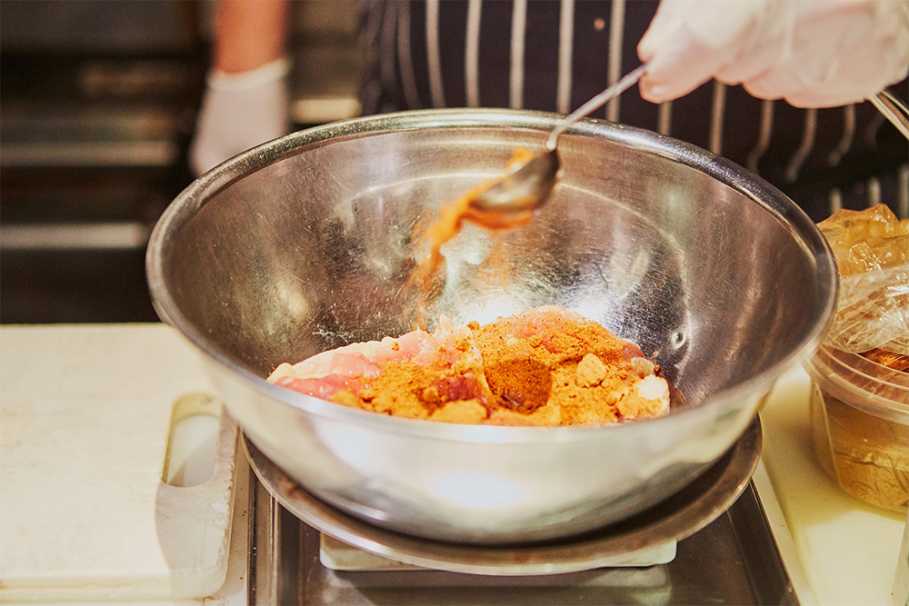 「奥久慈しゃもはクリアでピュアな味。だから逆にジャンクな仕立てを組み合わせると面白い」と和知シェフ。