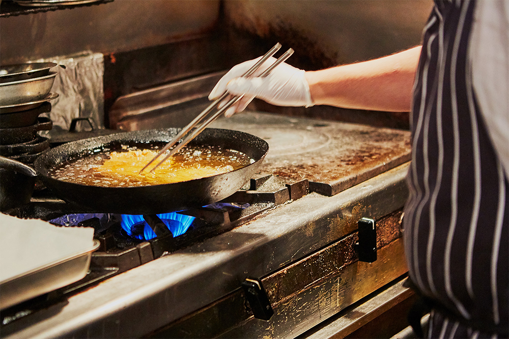 揚げ物にはとんかつ店などで使う特注の卵白入りの衣を使う。決着力が強く、衣がはがれない。