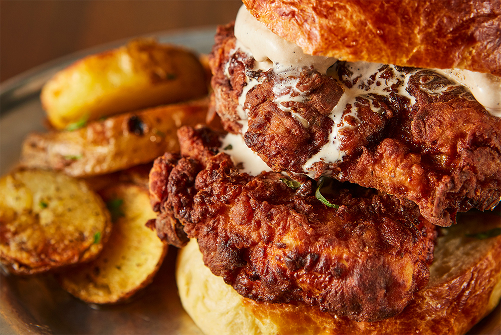 上が奥久慈しゃものモモ肉、下がムネ肉。付け合わせはガーリックパウダーとブラックペッパーを同割で振りかけて揚げたフライドポテト。