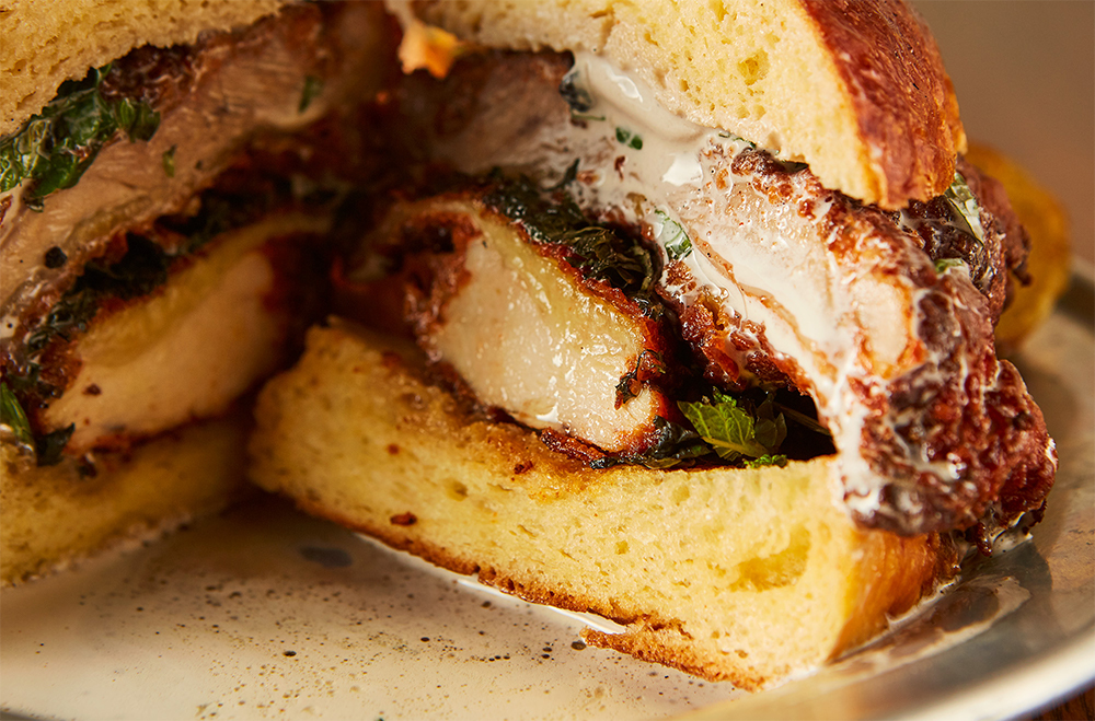 ヘビー級の見た目とは裏腹に、脂肪分の少ないしゃもの肉質のおかげか、食後感は意外なほど軽く、するっといける。