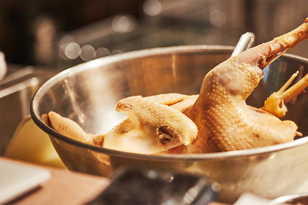 身が締まりすぎないように、低温で茹でて、奥久慈しゃものメス、オスを食べ比べる。