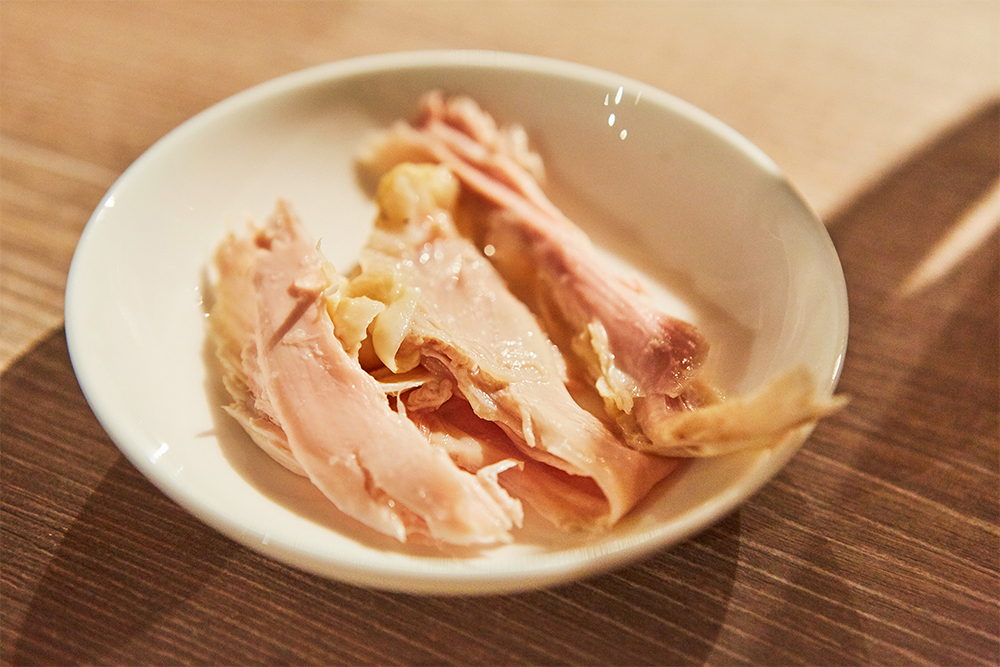 茹でた身はつややかなピンク色。