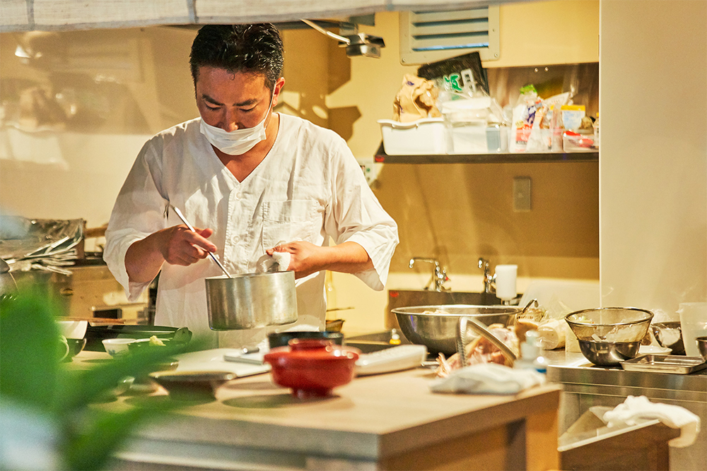 2021年６月、「太華」から「江戸前 芝浜」へと移転リニューアル。カウンター席も配置し、都内の酒蔵の日本酒を提供する。