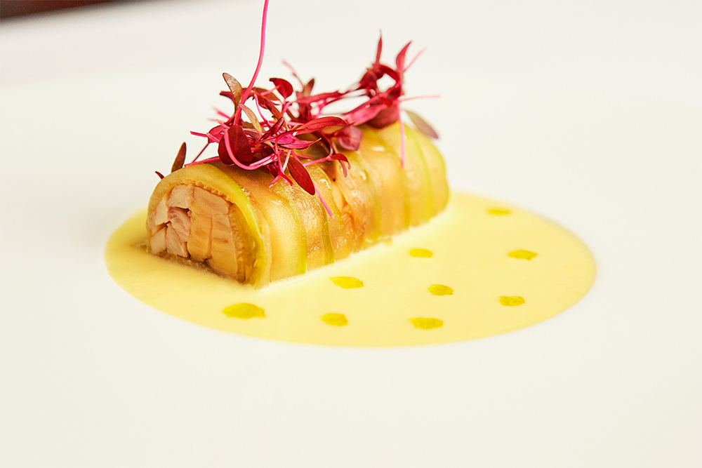 トウモロコシのソースには、ブラックペッパーオイルがアクセント。