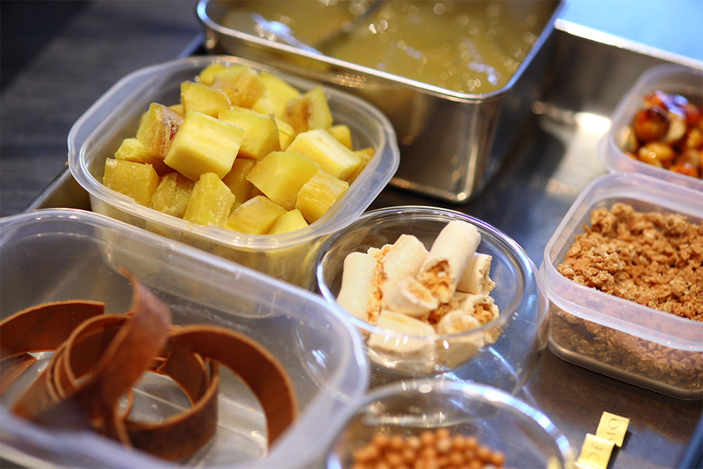 パフェの構成要素は、なんと13種類！　さまざまな香り、味、食感が紅優甘の焼きイモと混じり合い、驚きのおいしさと調和に魅了される。