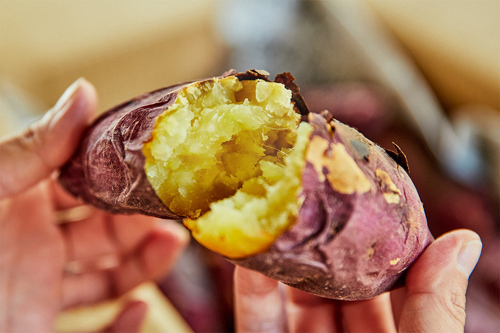 紅優甘の焼きイモはとにかく甘い！　しっとりとして、糖化したイモから蜜が滴るほど。