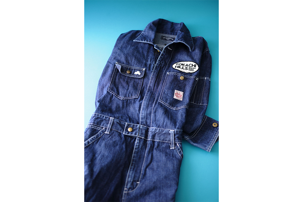 梶原さんの主な仕事はマネジメントと営業だが、豚の飼育など現場作業も行うこともある。社員お揃いの作業用つなぎ。