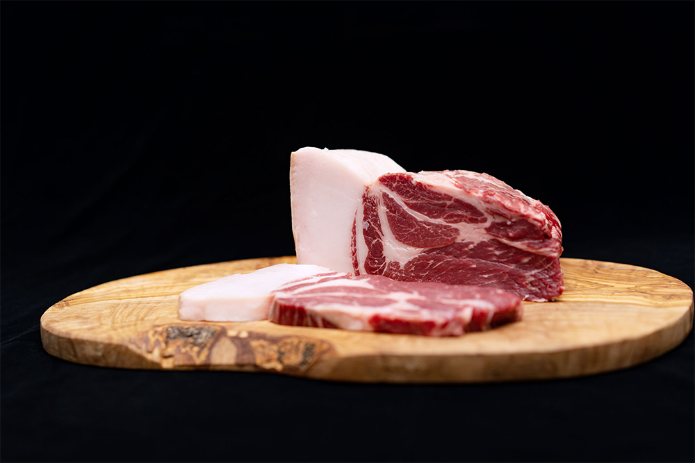 長時間かけて飼育するためか、豚肉は加工や熟成に向く。同施設内のレストランのシェフ、ヴィクトルさんはマンガリッツァ豚料理のスペシャリスト。