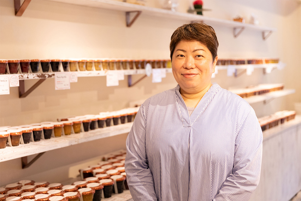 いがらしろみ・・・東京、フランスでフランス菓子を学び、ジャム専門店「Romi-Unie Confiture」（鎌倉）、 焼菓子とジャムの店「Maison romi-unie」（東京・学芸大学）、ショコラティエ「Chocolaté romi-unie」（鎌倉）を営む。お菓子教室、イベント企画、メニュー監修、商品プロデュースなど幅広く活動している。