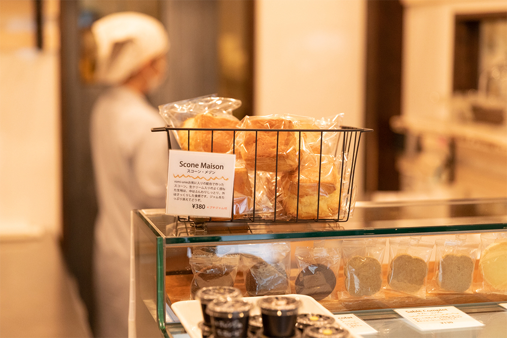 店頭で販売する「スコーン・メゾン」（￥400／個・税込）はプチ・ジャム付。外側はざっくり、中はふわりやわらかな食感でオープン当初からの人気商品。