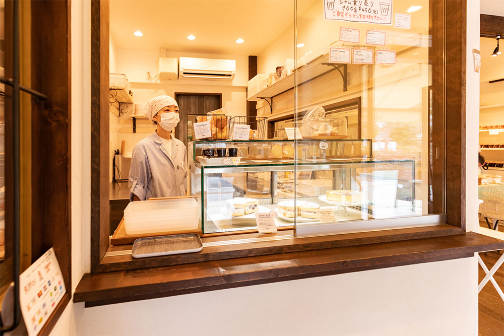 観光客向け、食べ歩きアイテムのクレープ売り場を、スコーン販売スペースに。入口には自動ドアを設置。with コロナ時代に向けて商品ラインナップ、販売スタイルを見直し、スピーディーに対応した。