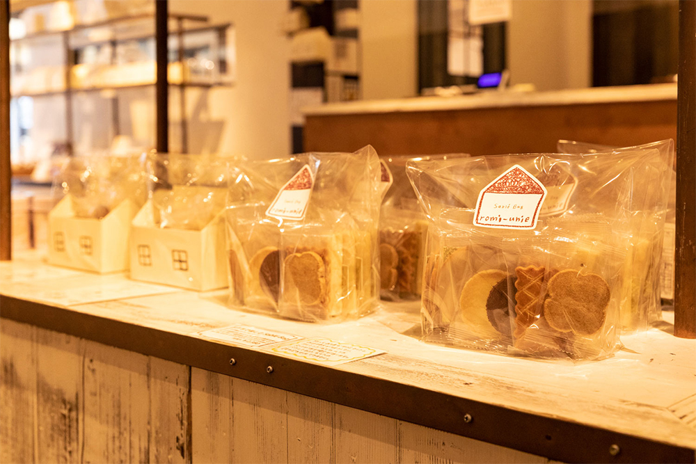 心躍るパッケージやラッピングも商品価値をアップすると考えて注力しているが、地元客の自宅消費用に簡易包装バージョンも用意した。早くも人気商品として定着している。