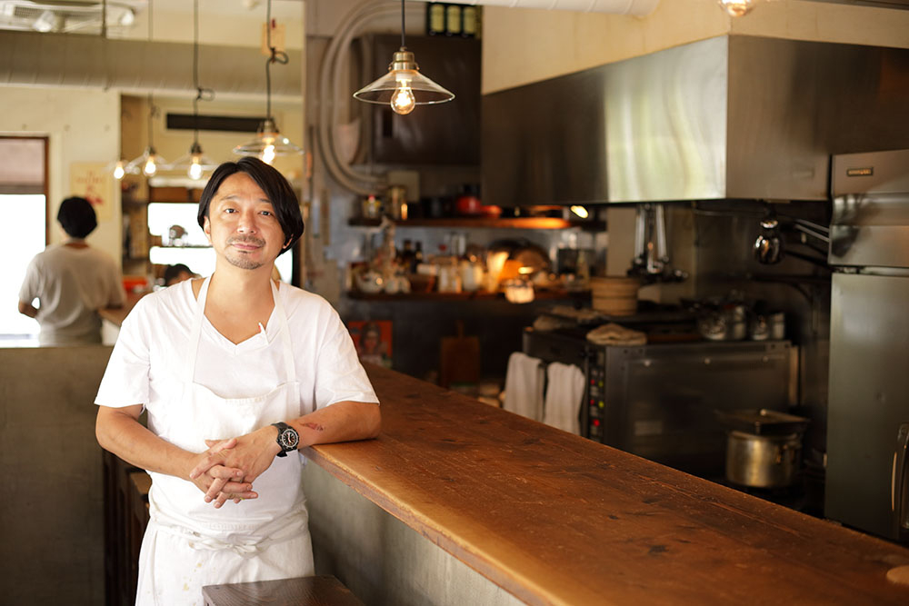 齊藤輝彦さん 東京・富ヶ谷のワイン酒場「アヒルストア」店主。大学卒業後、設計事務所、弁当屋台「スター食堂」、ワインショップ勤務を経たのち、元点心師の妹の和歌子さんと共に2008年現店開業。「タコとワサビで少し刺身っぽさもあるので、アウトドアでは新鮮かも」