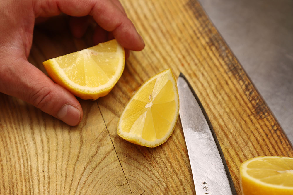 【２】レモン汁（約１/６カット分）とすり下ろしたニンニクを加える。蓋をしてこの状態で現地へ。