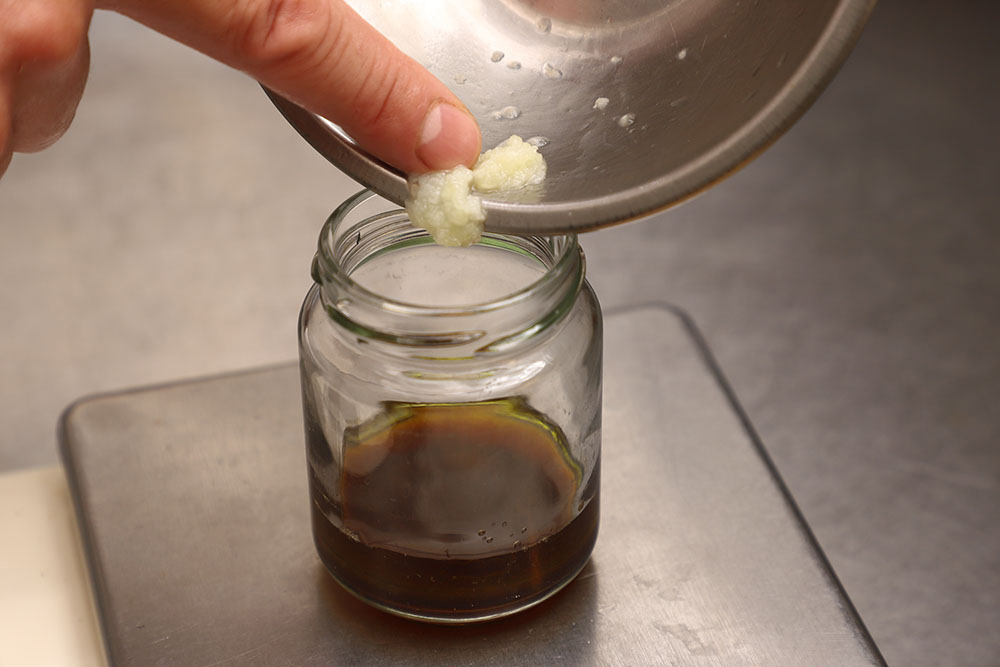 【２】レモン汁（約１/６カット分）とすり下ろしたニンニクを加える。蓋をしてこの状態で現地へ。