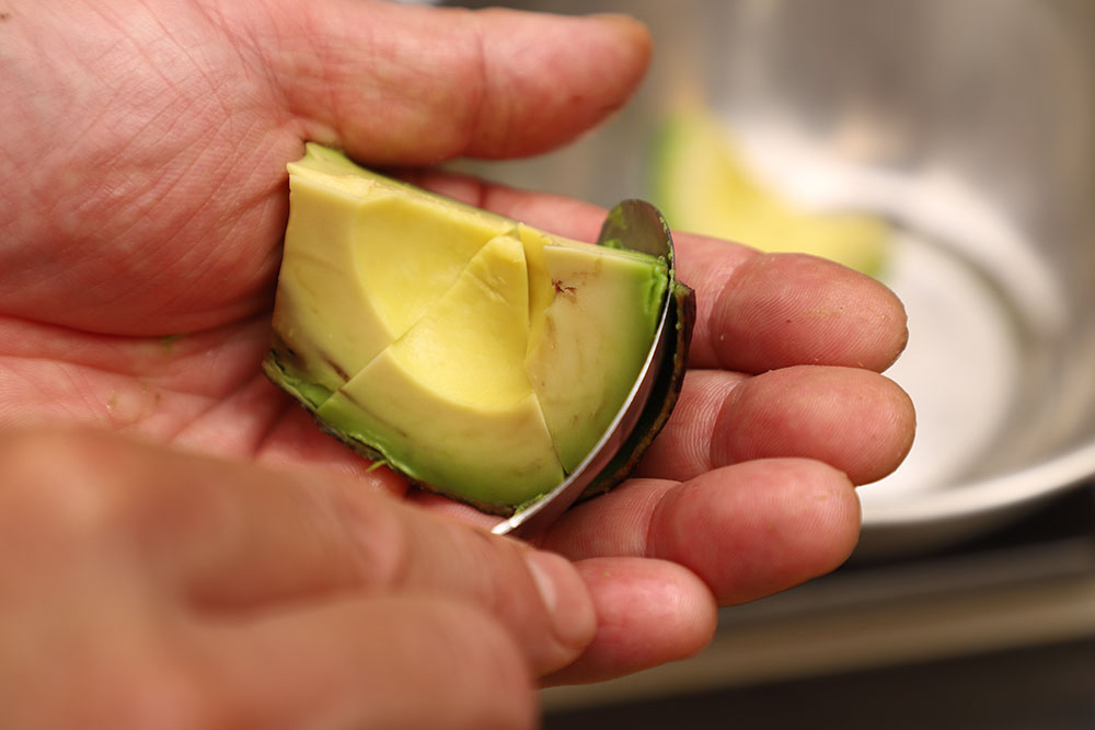 【３】アボカドは半分に切って種を取り、縦に３等分、さらに３等分に切る。タコはアボカドの大きさに揃えて切る。