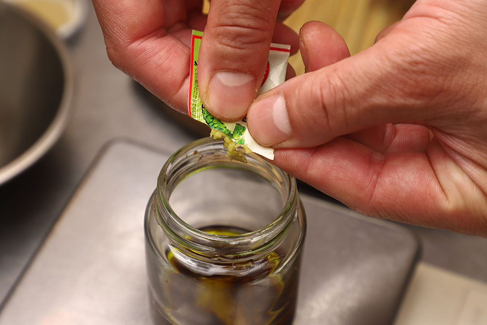 【４】和える直前に、小瓶に用意しておいたドレッシングにワサビを加える。