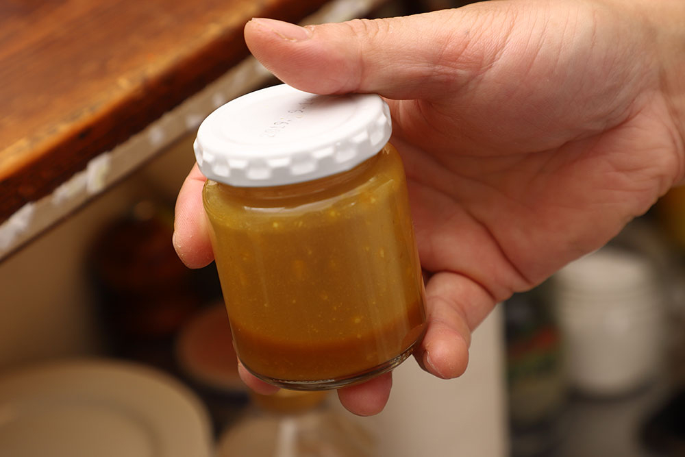 【５】瓶をよく振って乳化させる。