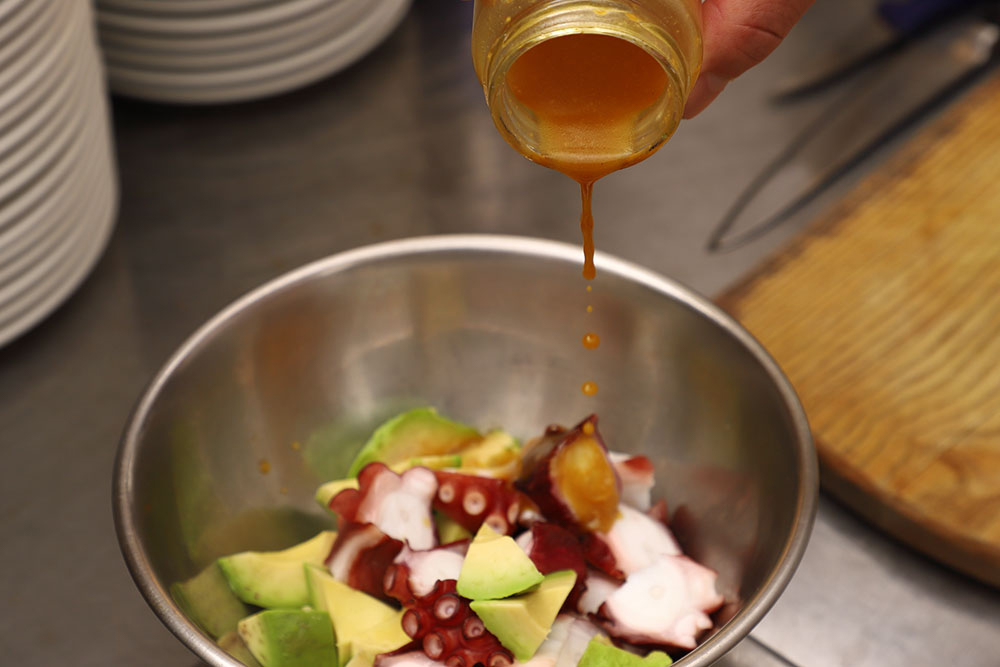 【６】ボウルに合わせたタコとアボカドに加える。