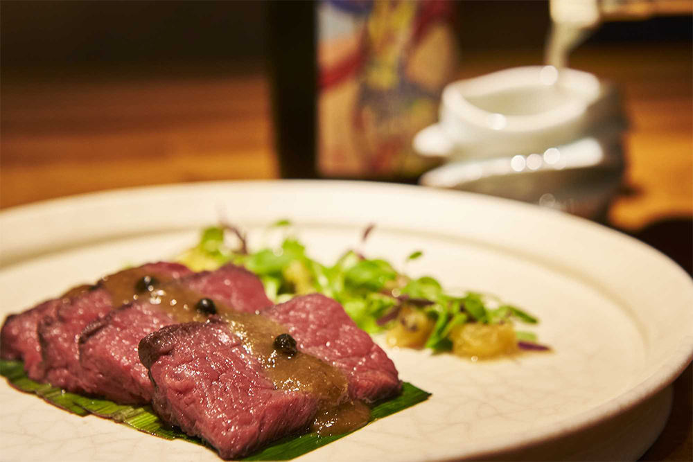 「経産牛の包み焼き 醤油もろみとカカオパルプのソース」には、岩手県「とおのや 要」のどぶろくをぬる燗で合わせる。