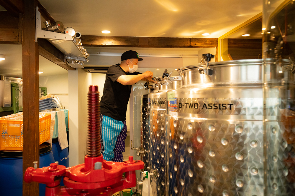 仕込みの期間は、ブドウの世話とレストランの仕込みや営業が重なって、ほぼ不眠不休。