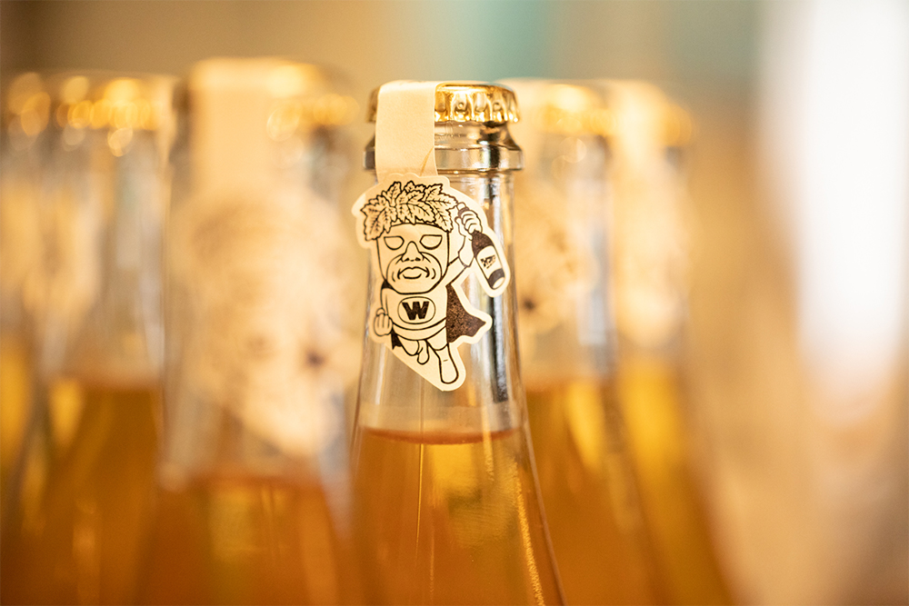 王冠を覆うシールはワインマンのアイコンのデザイン。